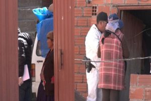 Efectivos de la policia en una vivienda