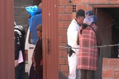 Efectivos de la policia en una vivienda