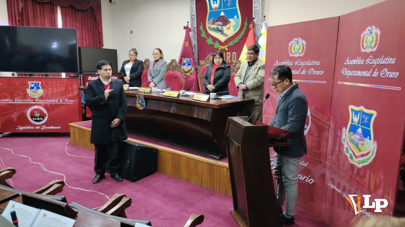 Momento en que posesionan al nuevo Oficial Mayor de la Asamblea