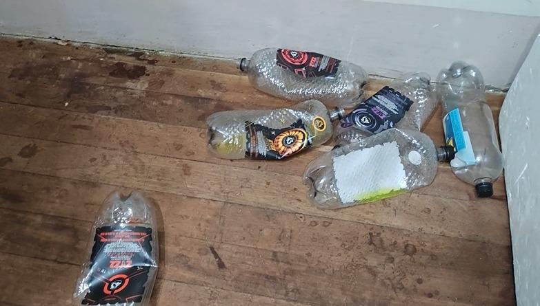 Botellas vacías de bebidas alcohólicas encontradas en el piso de la vivienda