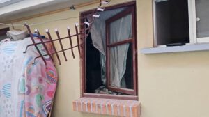 Por esta ventana forzada escaparon numerosos adolescentes