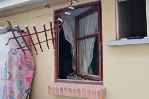 Por esta ventana forzada escaparon numerosos adolescentes