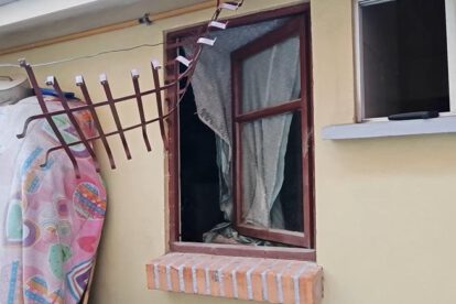 Por esta ventana forzada escaparon numerosos adolescentes