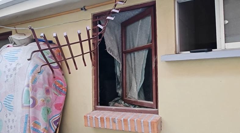 Por esta ventana forzada escaparon numerosos adolescentes
