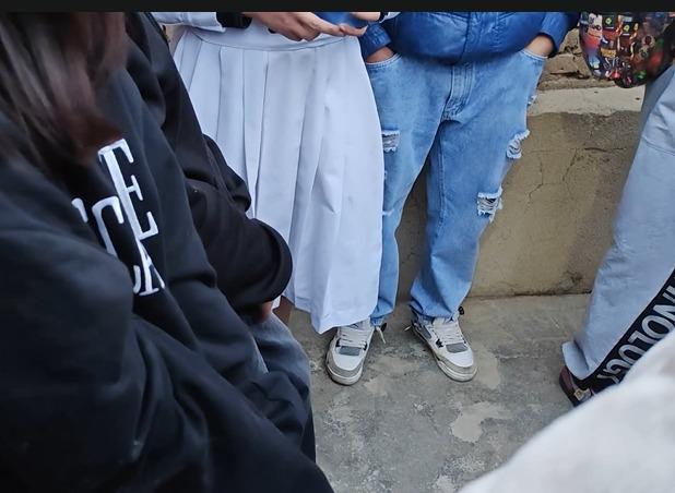 Estudiantes en uniforme escolar asistieron a la fiesta ilegal