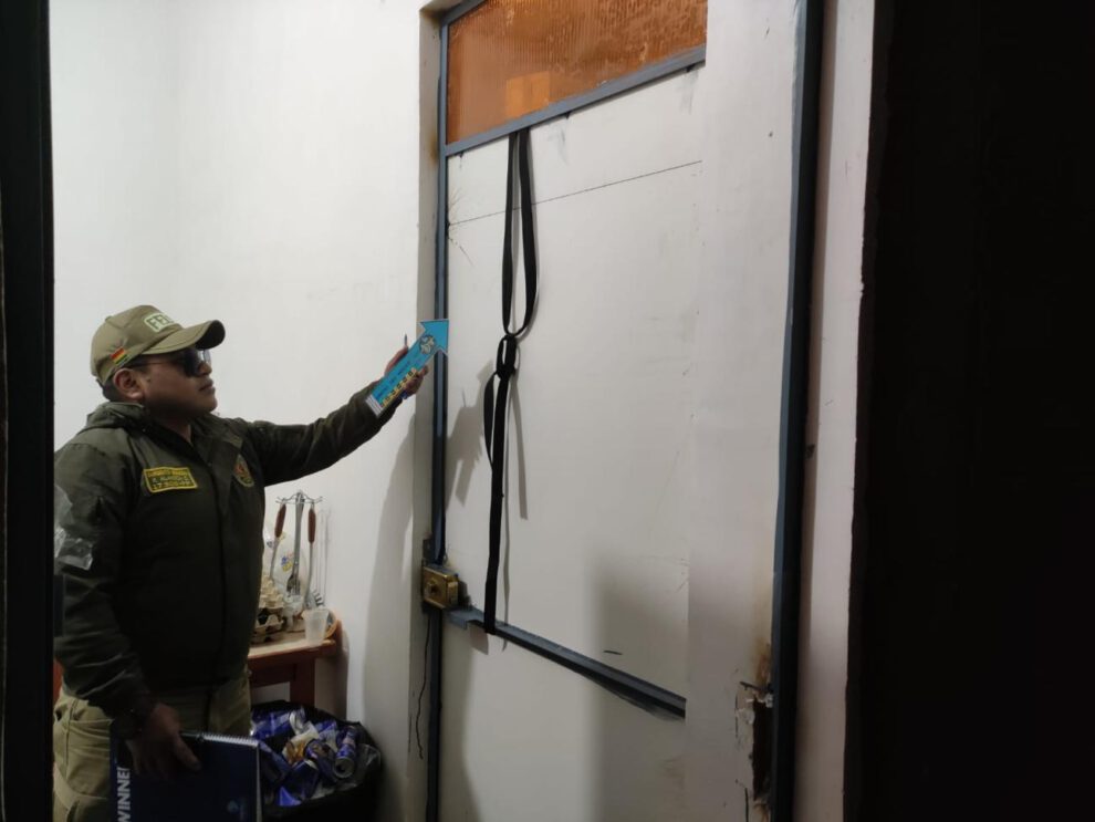 Efectivos de la Felcc realizan el registro de la escena del hecho