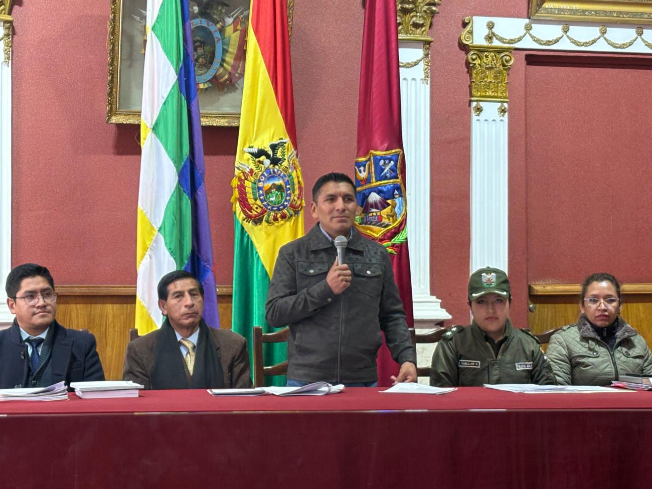 Alcalde Ivan Quispe, junto a técnicos