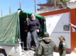 La activista Melania Torrico, es custodiada en un vehículo policial tras el altercado en el IDIF