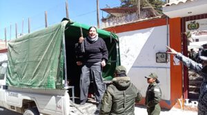 La activista Melania Torrico, es custodiada en un vehículo policial tras el altercado en el IDIF