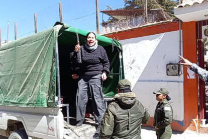 La activista Melania Torrico, es custodiada en un vehículo policial tras el altercado en el IDIF