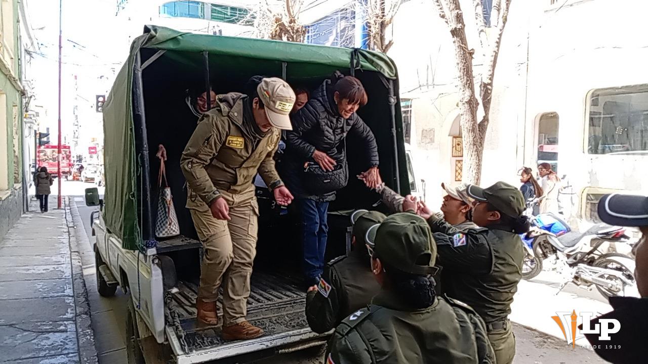 El momento en que la madre de Reboso baja de la camioneta policial