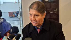 El diputado Seas en conferencia de prensa