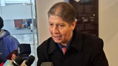 El diputado Seas en conferencia de prensa
