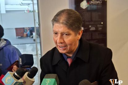 El diputado Seas en conferencia de prensa