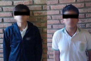 Dos adolescentes de 13 y 14 años