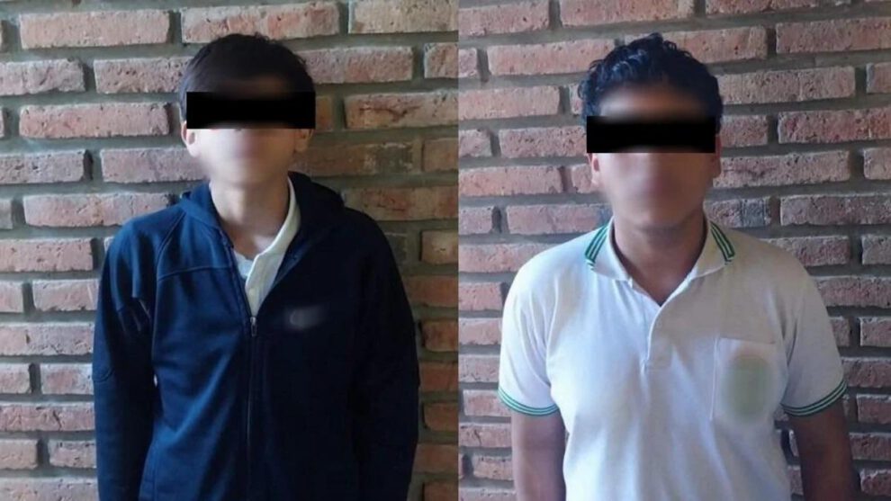 Dos adolescentes de 13 y 14 años