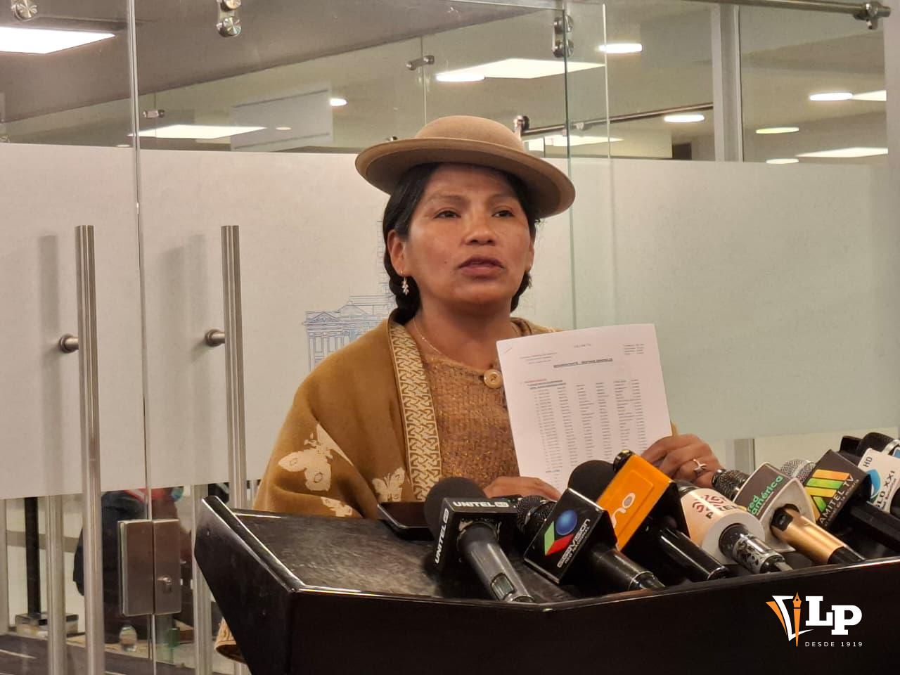 La senadora Crispín en conferencia de prensa