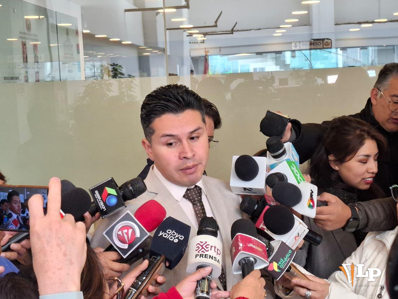 El diputado Rojas en conferencia de prensa