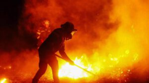 Una persona en un incendio