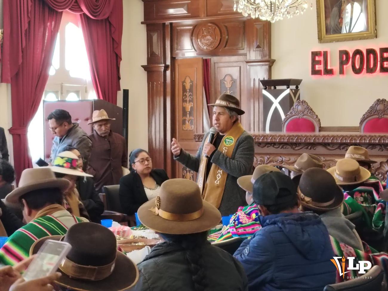 reunión gobernador con Machacamarca