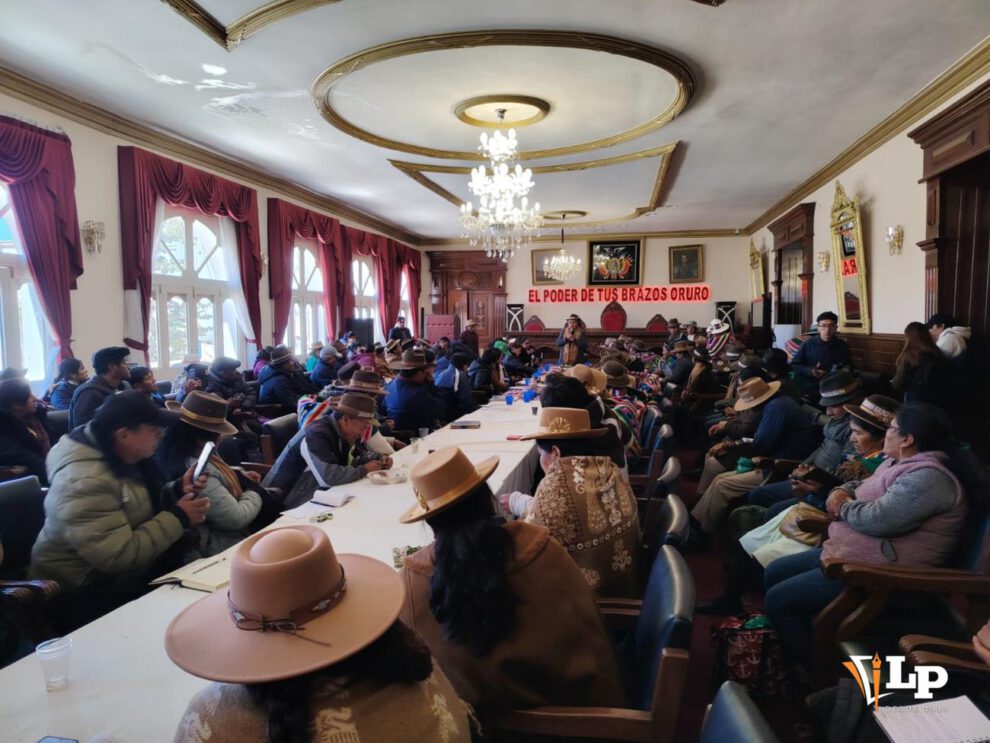 reunión gobernador con Machacamarca
