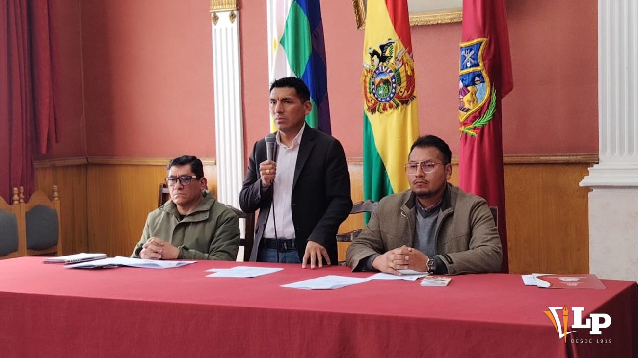 El alcalde Iván Quispe y autoridades municipales en conferencia de prensa