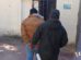 Un efectivo policial custodia al hombre aprehendido