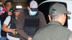 El argentino Fernando Cerimedo (c), imputado por la Fiscalía de Bolivia
