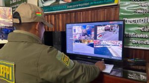 Efectivos de la Policía Boliviana realizan el monitoreo preventivo