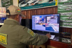 Efectivos de la Policía Boliviana realizan el monitoreo preventivo
