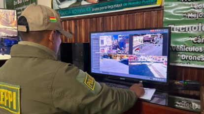 Efectivos de la Policía Boliviana realizan el monitoreo preventivo