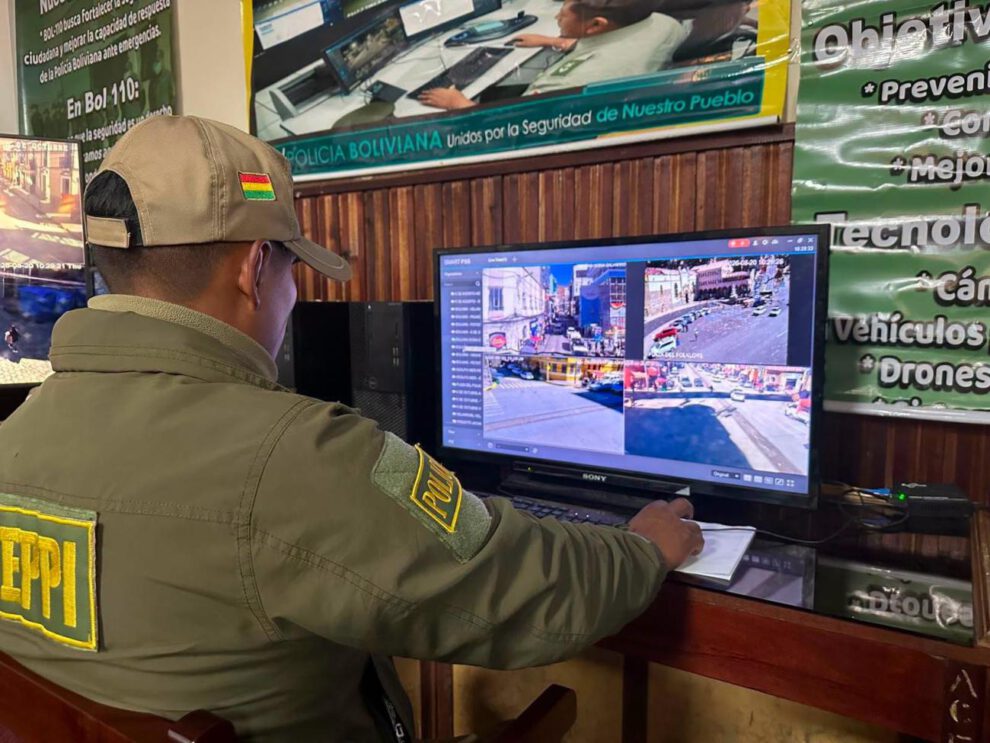 Efectivos de la Policía Boliviana realizan el monitoreo preventivo