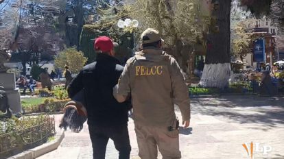El presunto agresor es trasladado a dependencias policiales