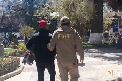 El presunto agresor es trasladado a dependencias policiales