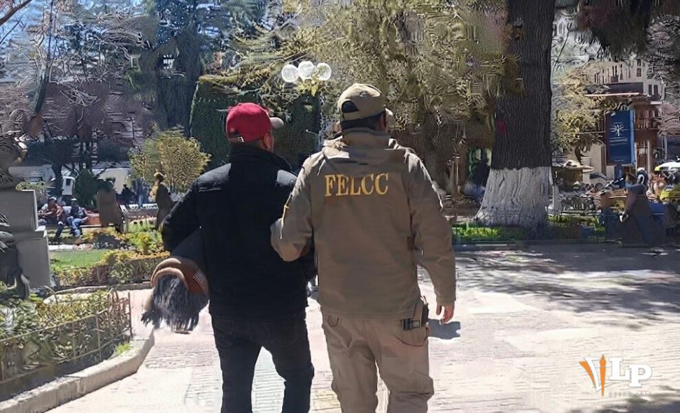 El presunto agresor es trasladado a dependencias policiales