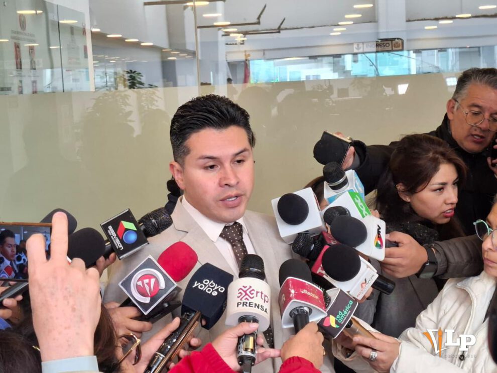 El diputado Rojas en conferencia de prensa