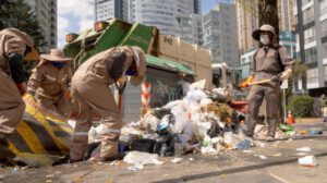 Trabajadores recogiendo basura