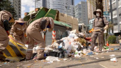 Trabajadores recogiendo basura