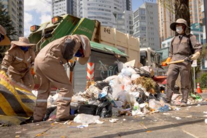 Trabajadores recogiendo basura
