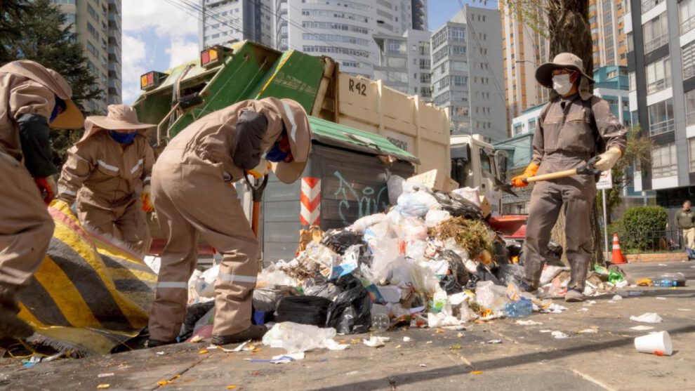 Trabajadores recogiendo basura