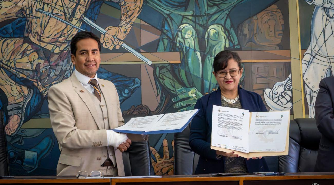 El ministro de Trabajo, Williams José Bascopé y la rectora de la UMSA, María Eugenia García,