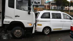 Camión impacta contra otro vehículo