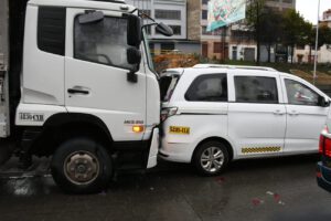 Camión impacta contra otro vehículo