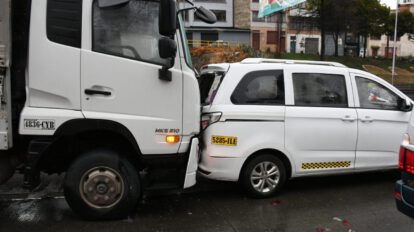 Camión impacta contra otro vehículo