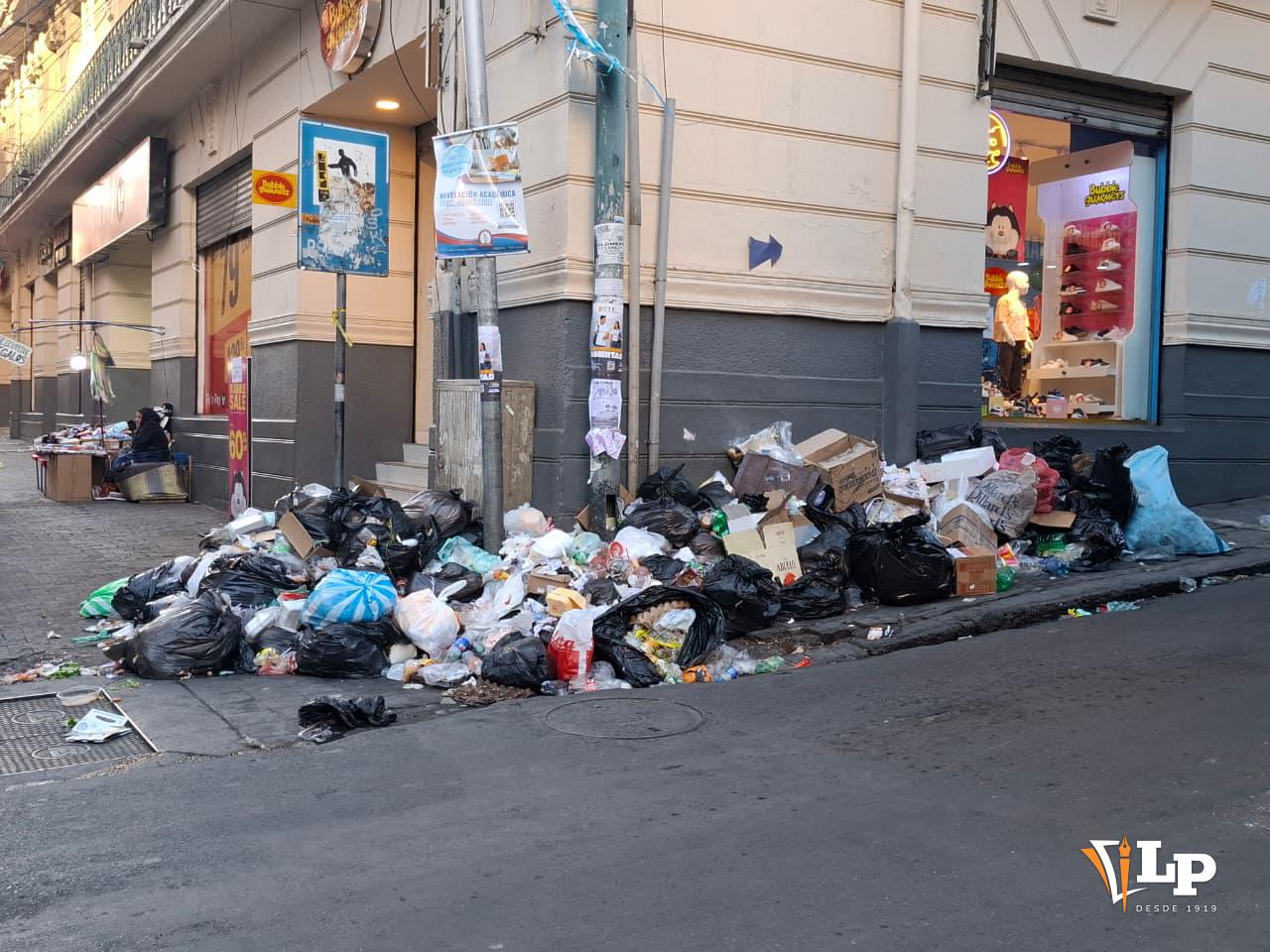 Calles en toda la ciudad están “inundadas de basura”