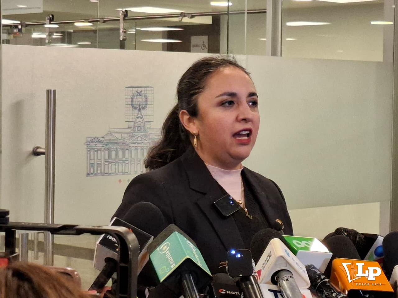La diputada Vargas en conferencia de prensa