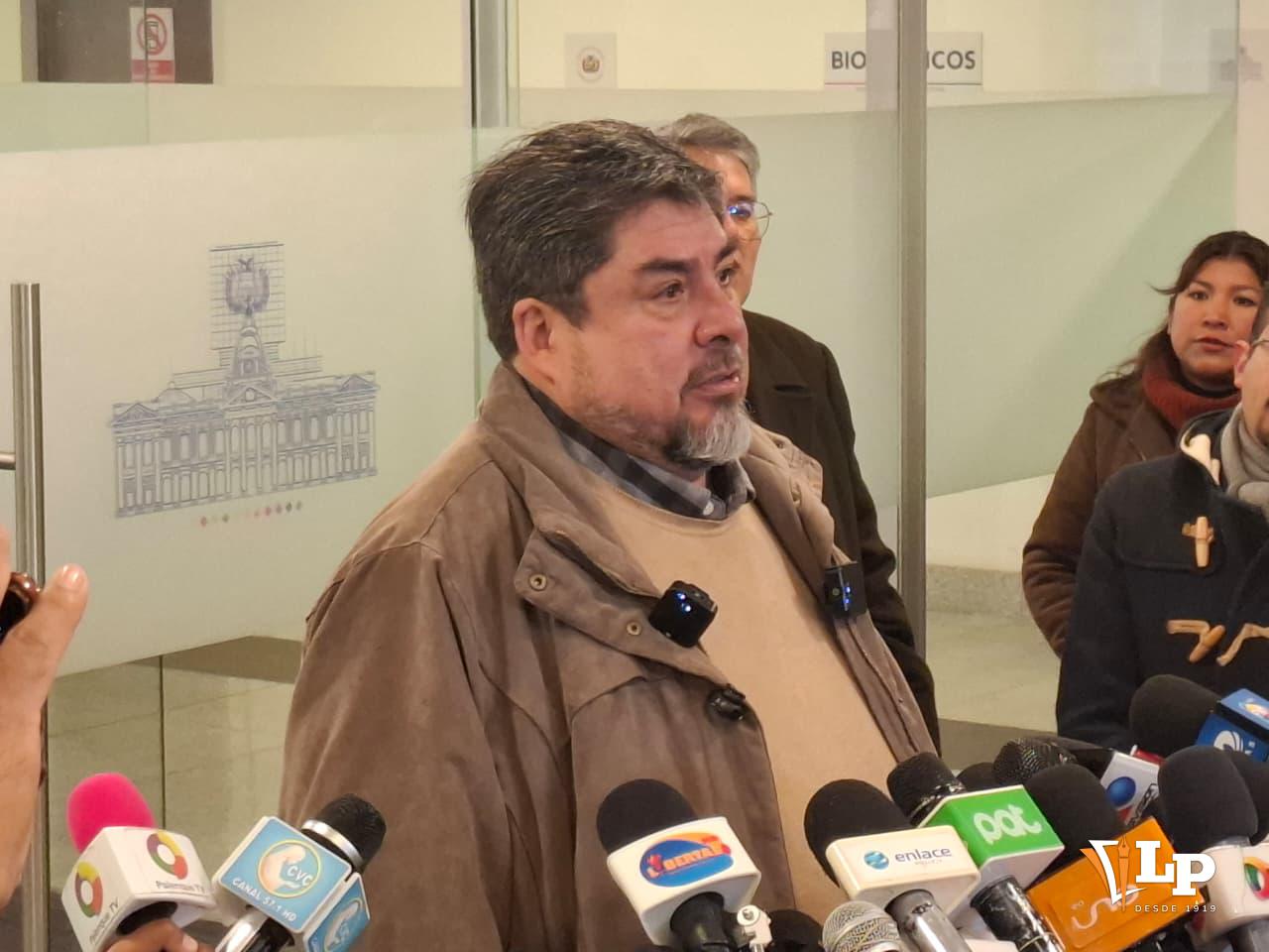 El diputado Zegarra en conferencia de prensa