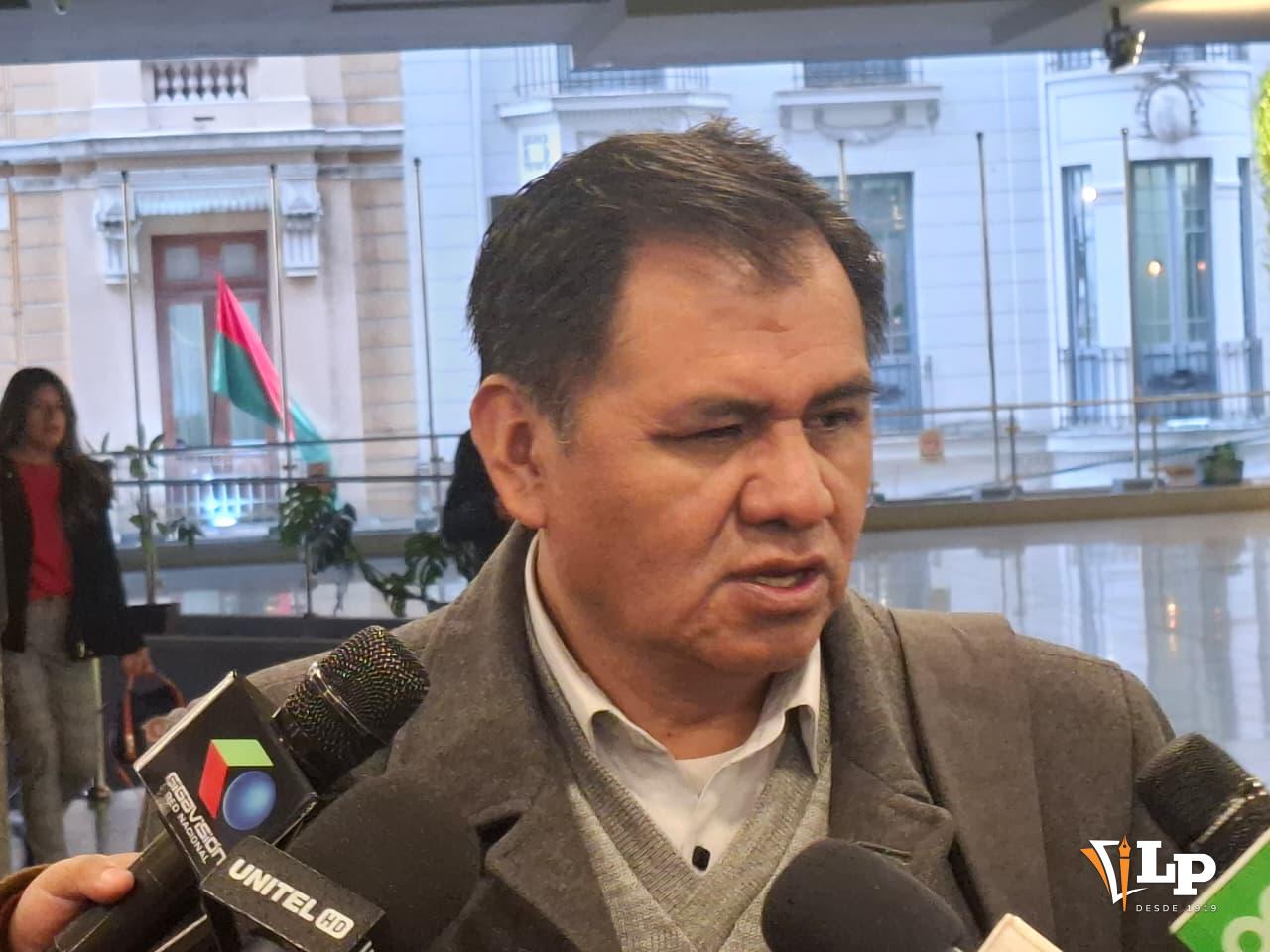 El senador Quispe en conferencia de prensa