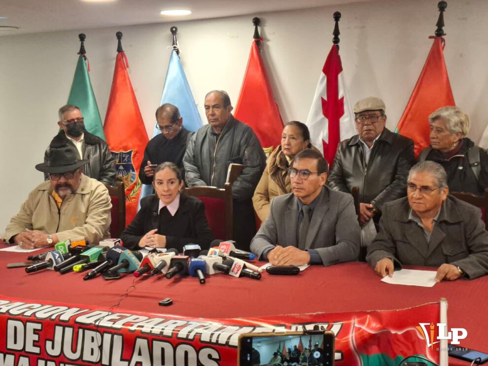La diputada Ballivián dio a conocer el informe de la Contraloría junto a varios sectores