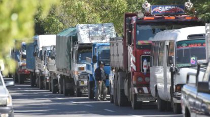 Filas de transporte pesado en busca de diesel